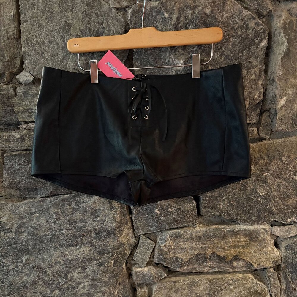 EDIKTED WILDE LACE UP FAUX LEATHER BLACK SHORTS HOTPANTS SZ XL NWT